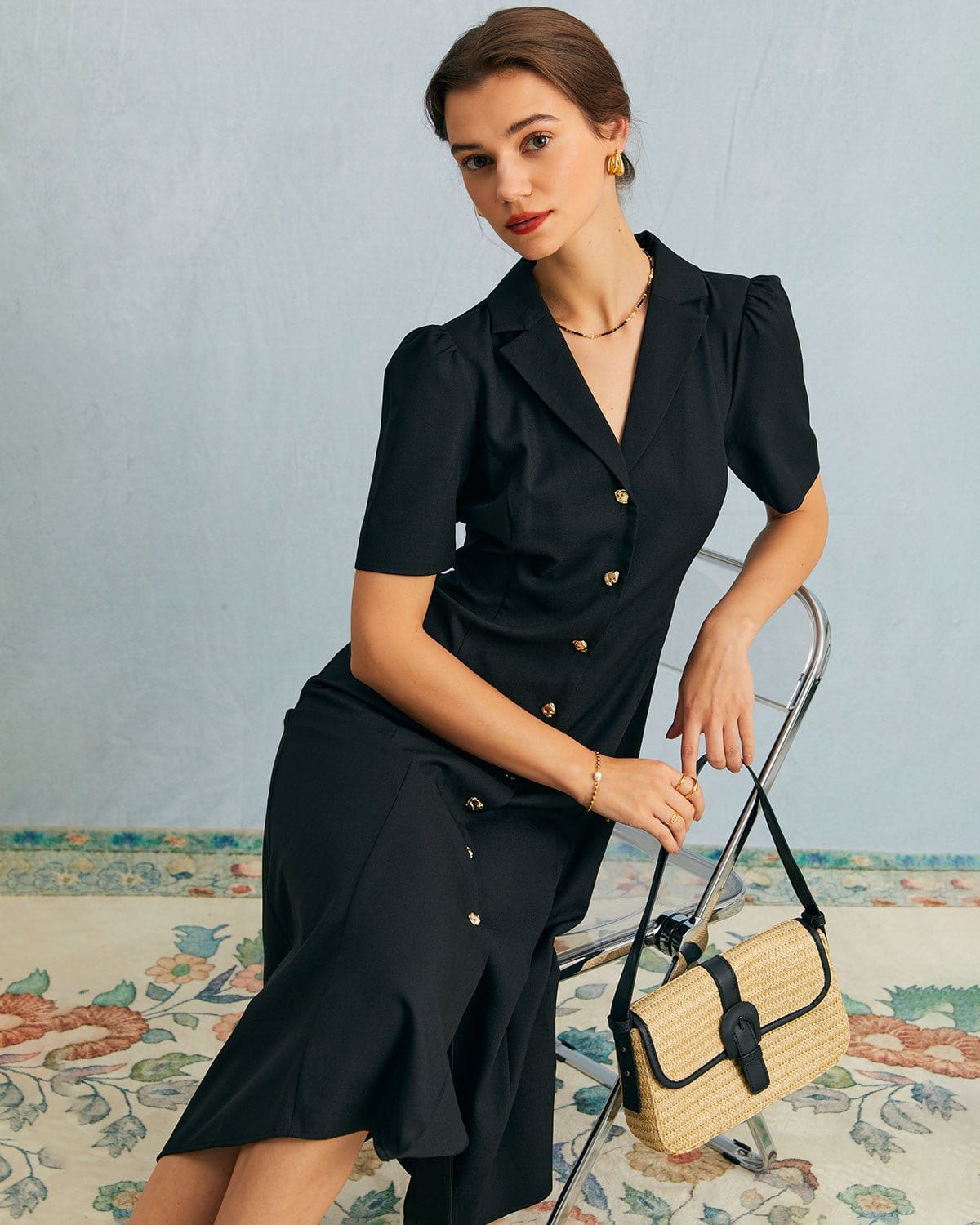 Vestido midi de cuello en V negro con botones y mangas puff