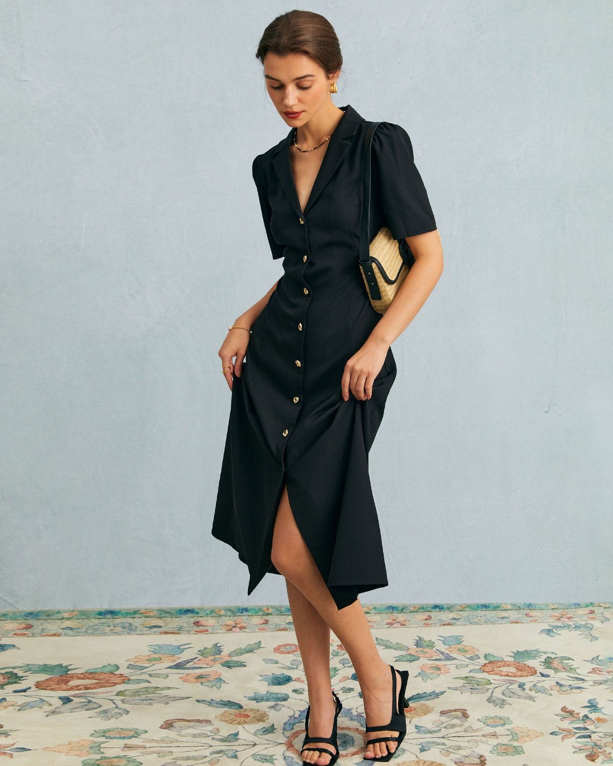 Vestido midi de cuello en V negro con botones y mangas puff