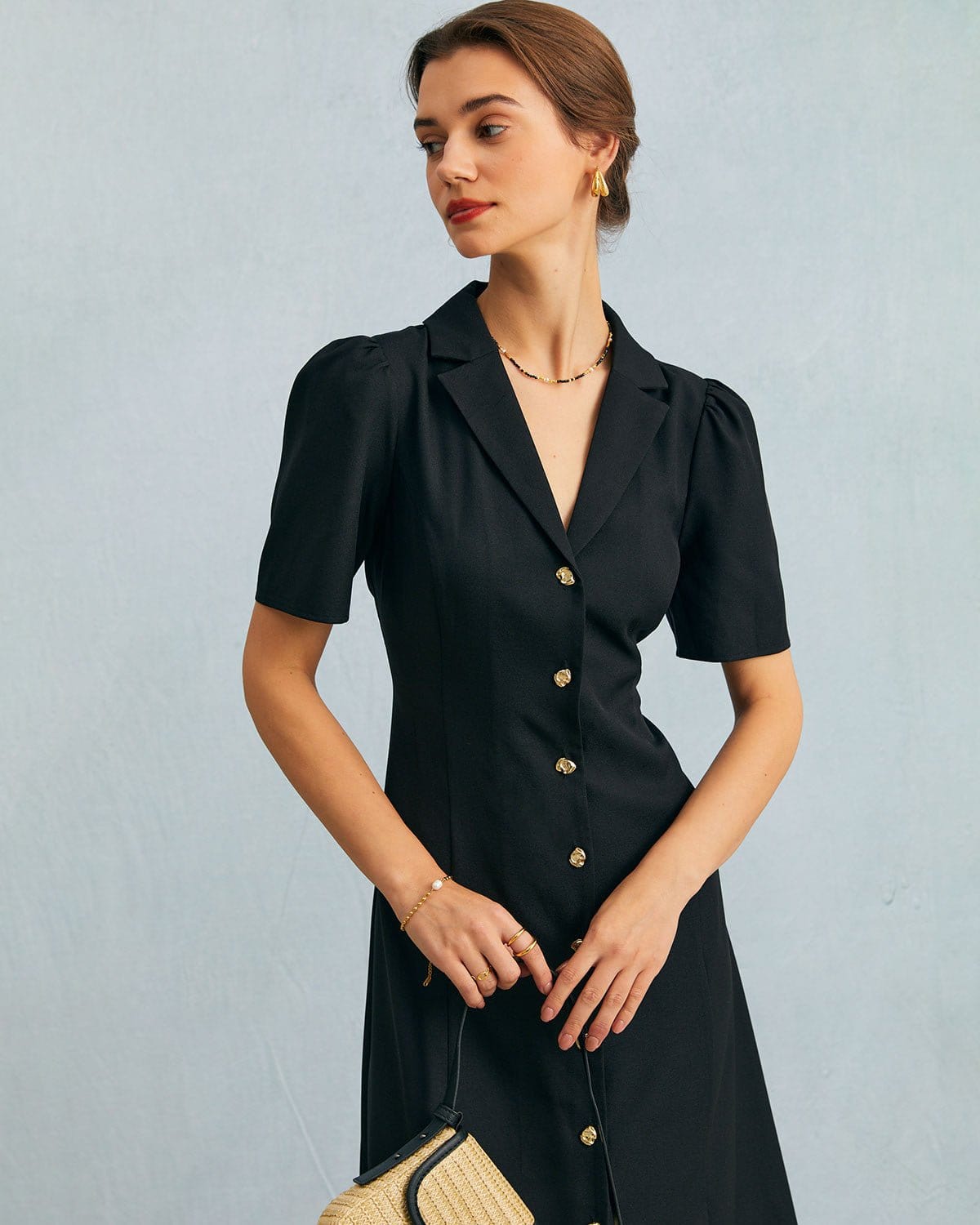 Vestido midi de cuello en V negro con botones y mangas puff