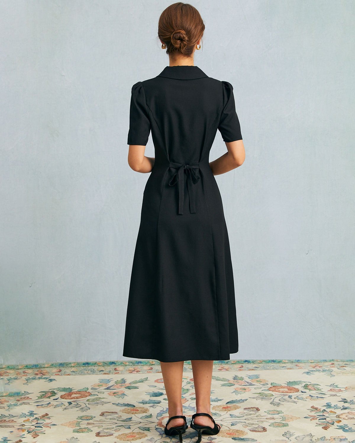 Vestido midi de cuello en V negro con botones y mangas puff