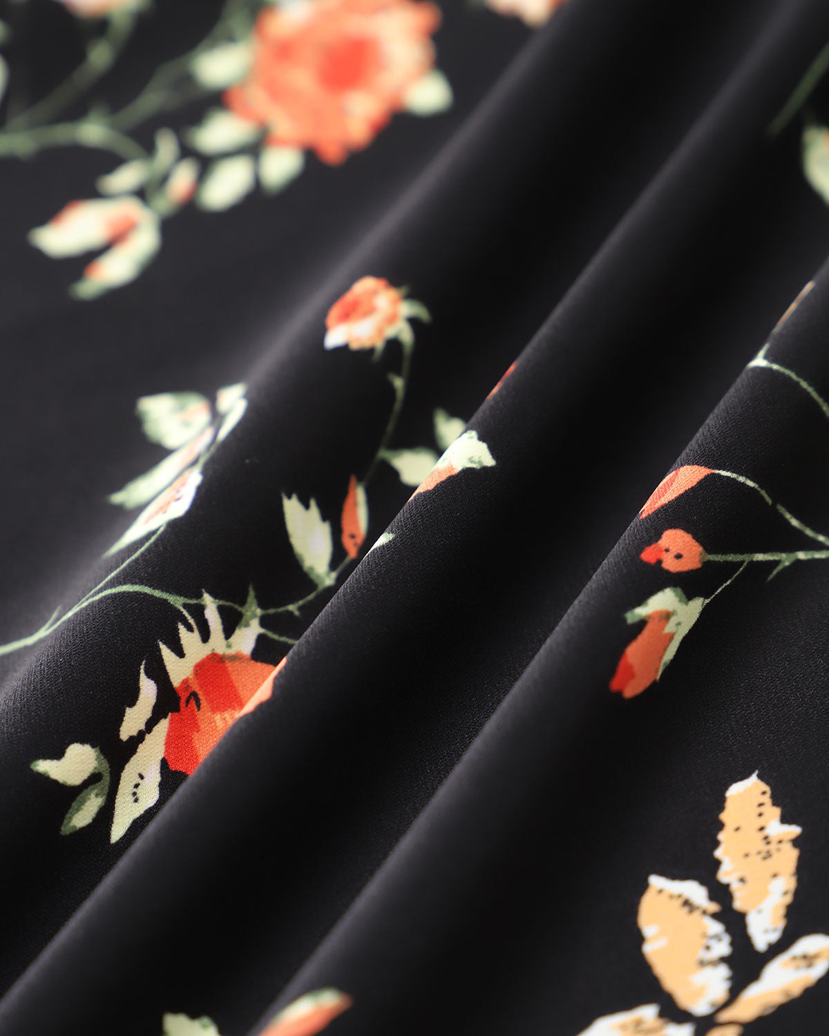 Vestido largo de flores negras con volantes y tirantes