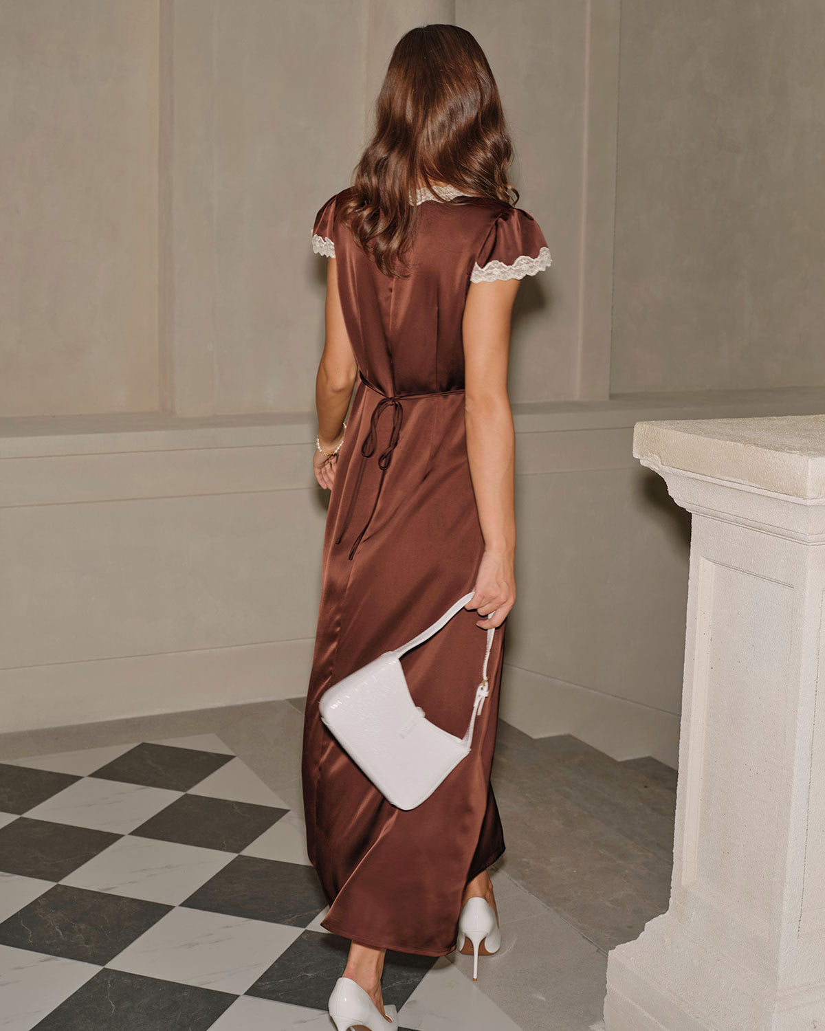 Vestido maxi con escote en V y corte recto en tono gris